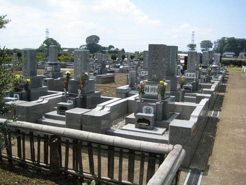 浄国寺境内の墓苑の様子