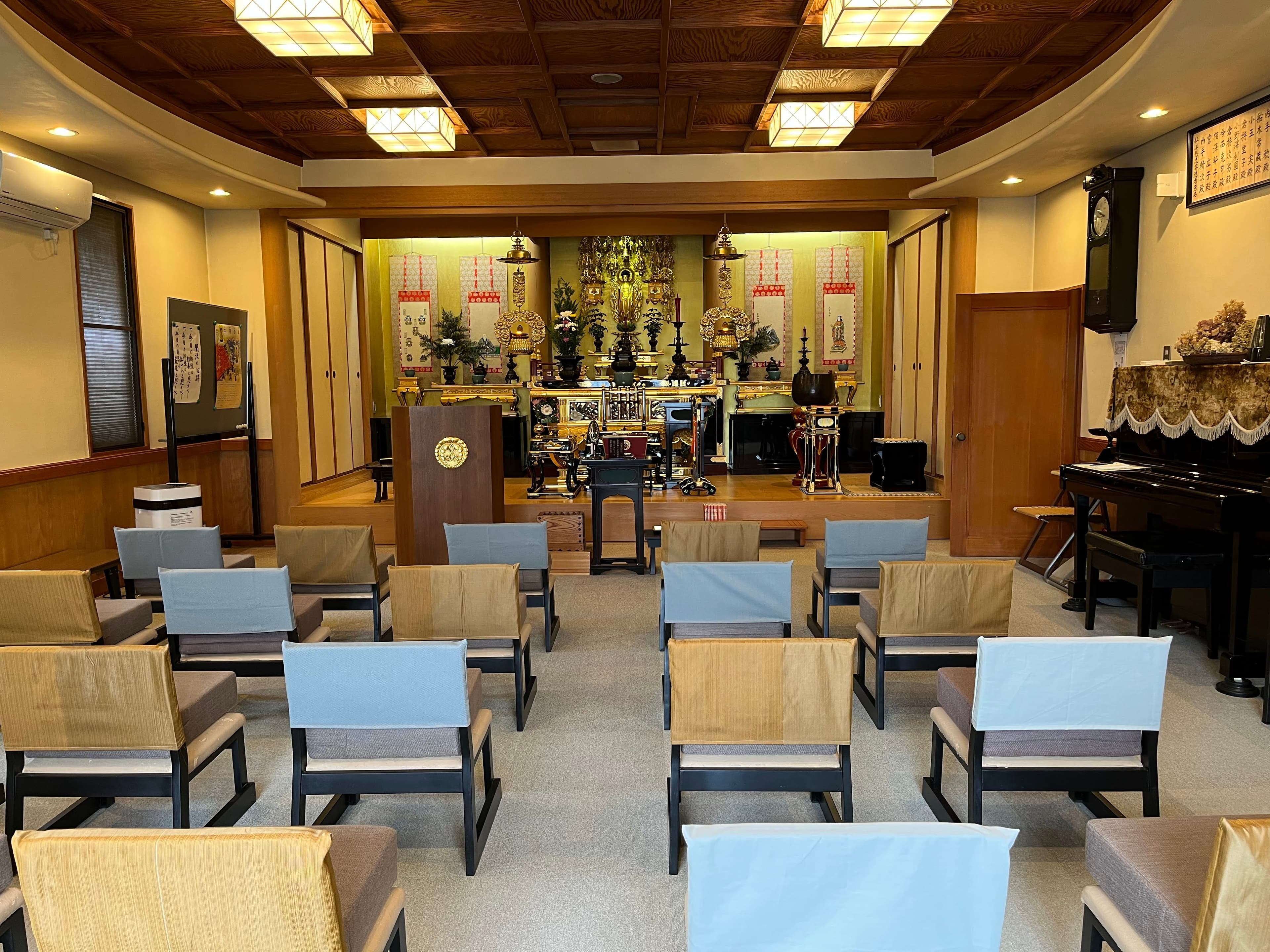 本堂椅子席